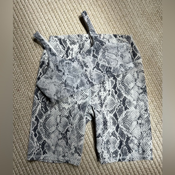 ALO Yoga snake skin print bra and biker shorts set - Picture 5 of 8